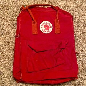 New Fjallraven Kanken maroon backpack